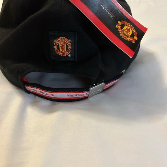 Brand new Manchester United team cap. - Picture 3 of 5